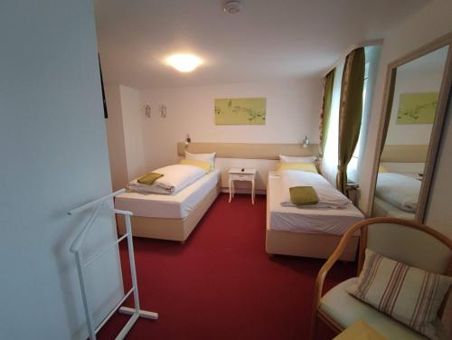 福尔巴赫Room in Guest room - Pension Forelle - Doppelzimmer的小房间设有两张床和椅子