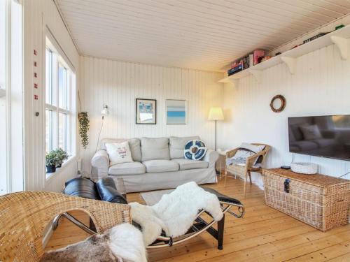 斯卡恩Holiday Home Carstina - all inclusive - 400m from the sea by Interhome的带沙发和电视的客厅