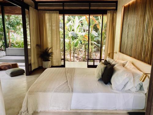 别霍港AIRE的卧室配有一张带白色床单和枕头的大床。