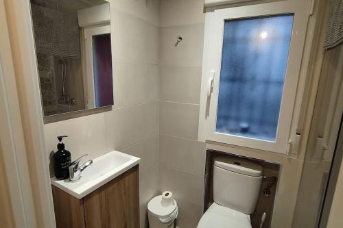格拉纳达Apartamento moderno a 1km de Granada的一间带卫生间、水槽和窗户的浴室