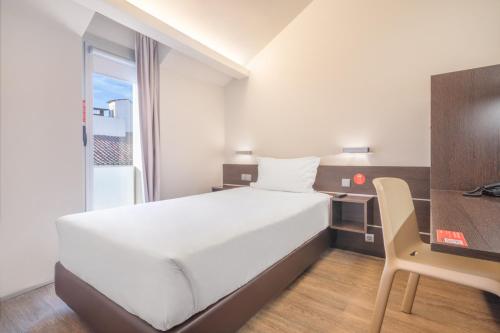 埃武拉埃武拉莫夫酒店的卧室配有白色的床、书桌和椅子