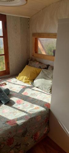 林孔-德拉维多利亚La Caravana de Sara的一个小房间的一个床位,设有窗户