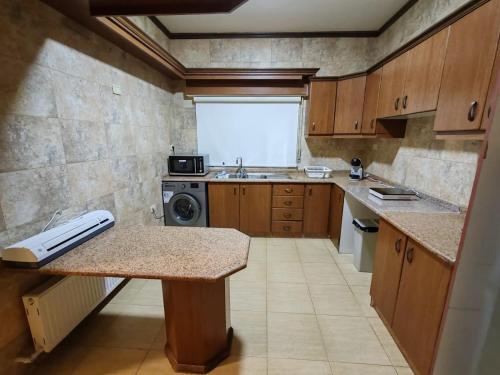 马达巴CMK Housing的一间带水槽和炉灶的小厨房