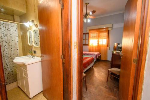 圣达菲Queto的一间带水槽的浴室和一张位于客房内的床