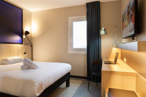 Dechyibis Douai Dechy的配有一张床和一张书桌的酒店客房