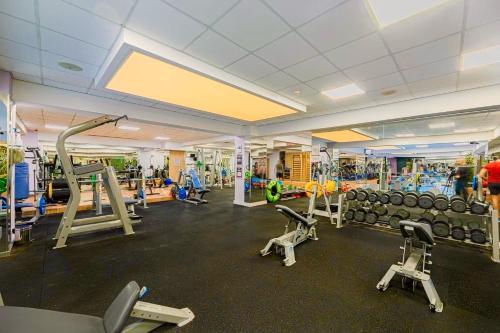 布加勒斯特YamaLuxe Apartments - Silent & Warm With Many Facilities的一间健身房,配有数台跑步机和举重器材