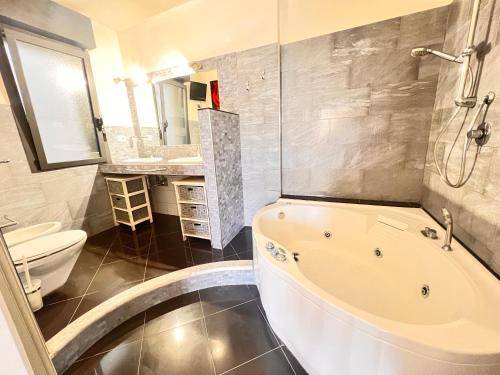 阿普里利亚Casa Pavone的带浴缸、卫生间和盥洗盆的浴室
