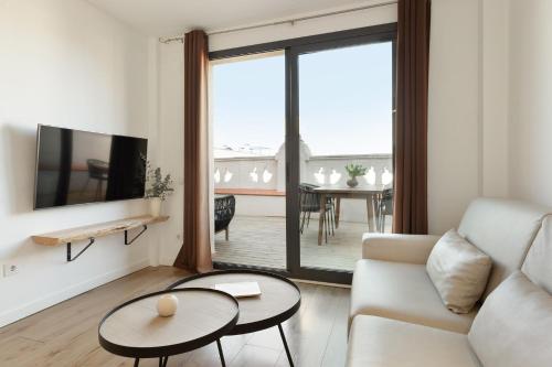 巴塞罗那Ola Living Calabria的客厅配有沙发和桌子