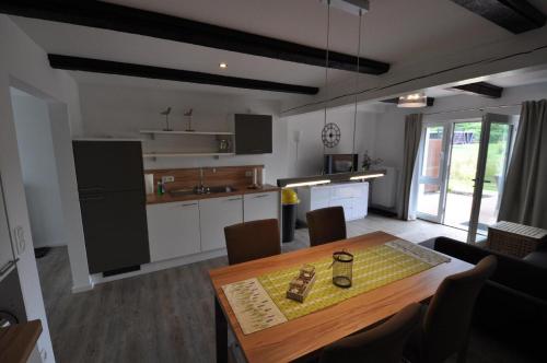 LütowFerienwohnung für vier Personen - b57603的厨房以及带桌椅的用餐室。