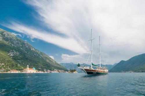 蒂瓦特Traditional Sailing Yacht的漂浮在一大片水面上的船