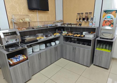 圣雷莫伊斯佩里亚酒店的厨房提供包括食品和饮料的自助餐