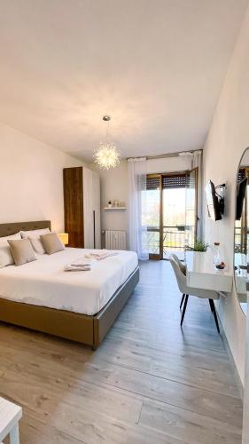 圣多纳托-米拉内塞Dream & Relax的一间卧室配有一张床、一张桌子和一把椅子