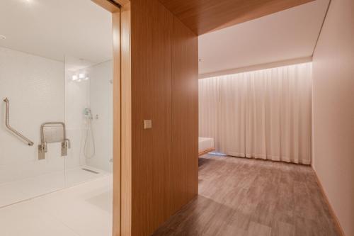 波尔图姆夫波尔图北酒店的带淋浴和步入式淋浴间的浴室