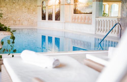 布莱特瑙Kaisers Tanne - Premium Alles Inklusive Hotel的一座带蓝色游泳池的房子中的游泳池