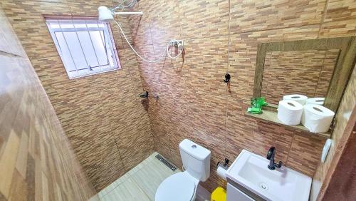 拉巴拉德纳圣安东尼奥Casa de praia completa e confort的一间带卫生间、水槽和镜子的浴室