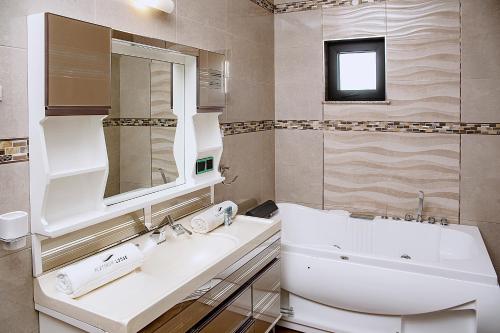 MatolaPlatinum Lodge的一间带水槽和镜子的浴室