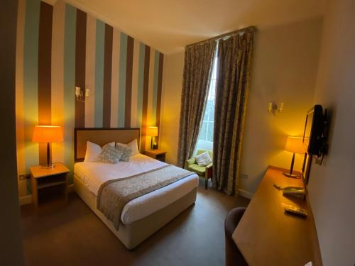 米尔登霍尔河滨公寓酒店的酒店客房,配有床和电视