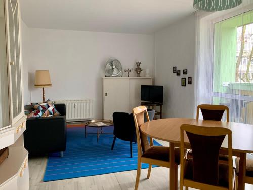 柏林威尔玛之家酒店的客厅配有桌椅和沙发