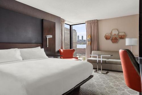 剑桥剑桥波士顿万豪酒店的配有一张床和一把椅子的酒店客房