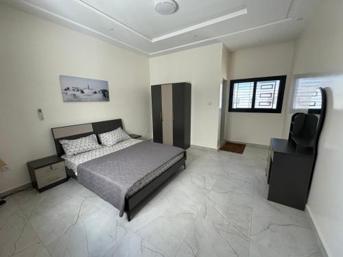 努瓦克肖特Complexe La Perfection的一间卧室配有一张床和一台电视