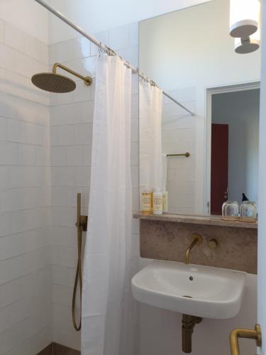 塔维拉Monte das Açoteias - Agroturismo的浴室配有盥洗盆和带镜子的淋浴