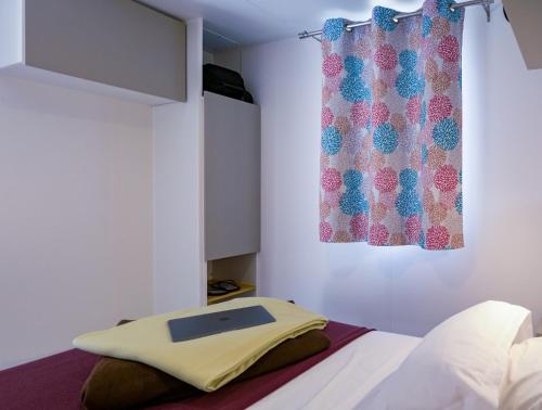 圣弗洛朗U Pezzo的一间卧室配有一张带窗户和窗帘的床