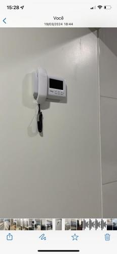 里奥韦尔迪Casa Rio verde的浴室墙上的安全摄像头