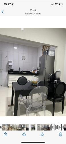 里奥韦尔迪Casa Rio verde的厨房配有两把椅子、一张桌子和一张桌子以及一张桌子和椅子。