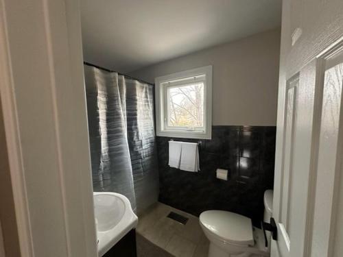 米西索加Enjoy luxury living的一间带水槽和卫生间的浴室以及窗户。