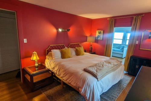 拉辛Waterfront Lake Michigan Escape的卧室设有红色墙壁,配有一张床