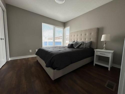 克利夫兰Luxury Downtown Townhome Unit 15的一间卧室设有一张大床和一个窗户。