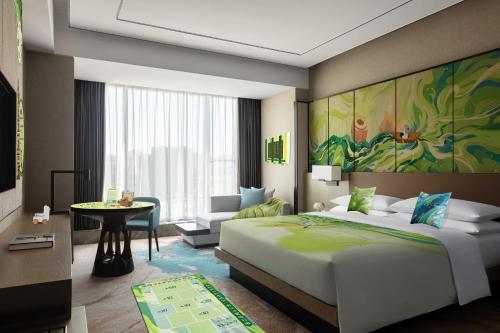 临安杭州临安万豪酒店的一间带大床的卧室和一间客厅