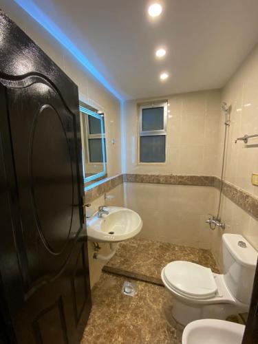 索瓦马San Vito Luxury apartment的一间带卫生间和水槽的浴室