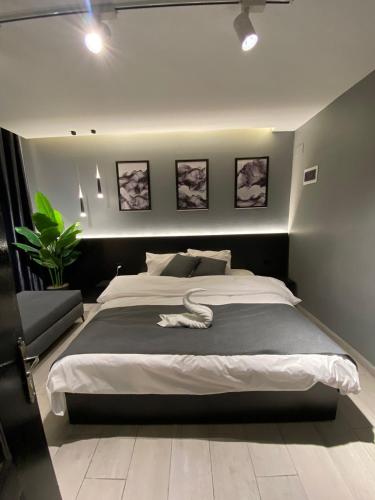 索瓦马San Vito Luxury apartment的一间卧室配有一张大床,上面有白色蛇