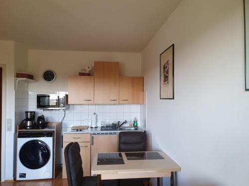 埃森Single-Apartment Essen的一个带桌子和水槽的小厨房