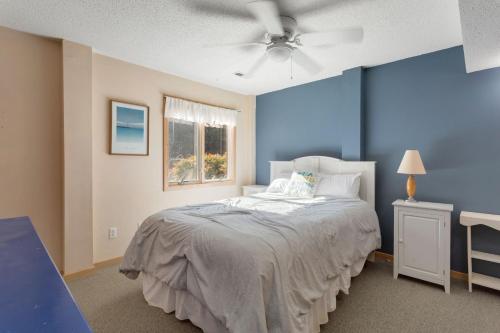 达克2160 Mighty Duck 8 Min Walk to Beach的一间卧室设有一张蓝色墙壁和天花板的床。