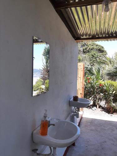 Santo DomingoPlaya Casa Nohelia的浴室设有水槽和墙上的镜子