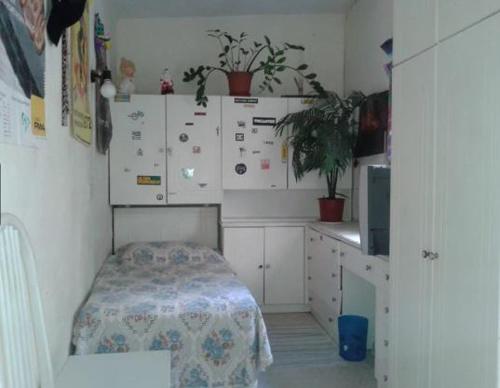 姆西达1, 2 or 3 Bed Rooms - Malta Central Location, Very near Sea and Tourism hub的厨房配有白色橱柜和桌子