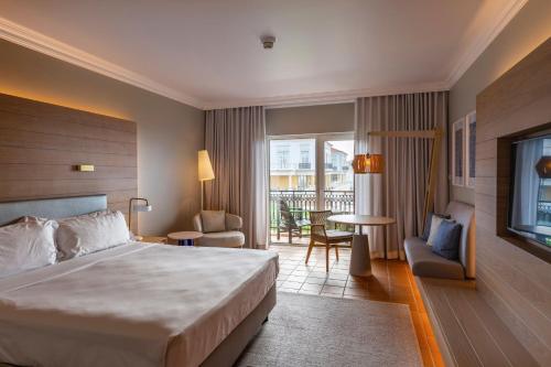 普拉亚德尔瑞伊普拉亚德尔瑞伊万豪高尔夫及海滩度假村的酒店客房设有一张床和一个阳台。