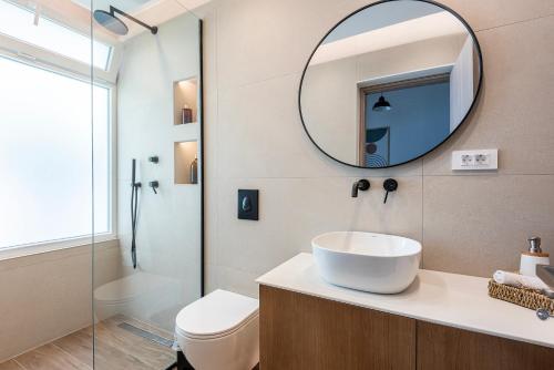 科斯镇Spacious & Luxe 3BR Downtown 1min to Beach的一间带水槽和镜子的浴室