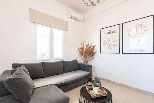 科斯镇Spacious & Luxe 3BR Downtown 1min to Beach的客厅配有沙发和桌子