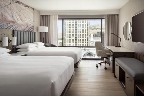 盐湖城盐湖城市中心城溪万豪酒店的酒店客房配有两张床和一张书桌