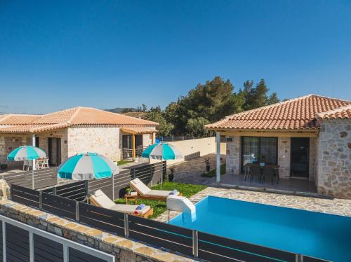 AmbelókipoiMateo & Filipos Luxury Villas的一座带游泳池和房子的别墅