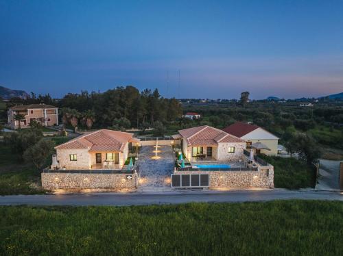AmbelókipoiMateo & Filipos Luxury Villas的享有带庭院的房屋的空中景致