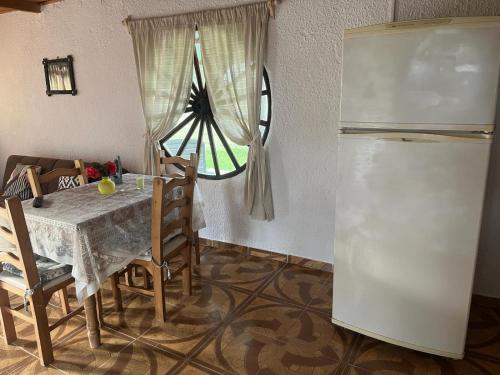 Treinta y Tres0 es 3 Uno的厨房配有桌子和冰箱