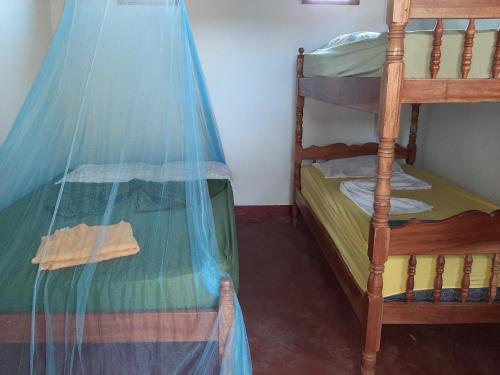 Santo DomingoPlaya Casa Nohelia的一间卧室设有两张双层床和蚊帐