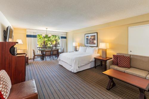 圣拉斐尔Four Points by Sheraton San Rafael Marin County的酒店客房设有床和客厅。