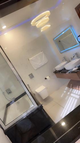 弗里敦Bash luxury apartments的享有带卫生间的浴室的顶部景致