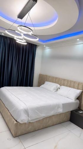 弗里敦Bash luxury apartments的一间卧室设有一张带天花板的大床