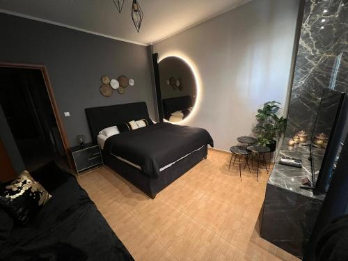 亚历山德鲁波利斯Supreme City Heart Apartment的一间卧室设有一张床和一个玻璃淋浴间